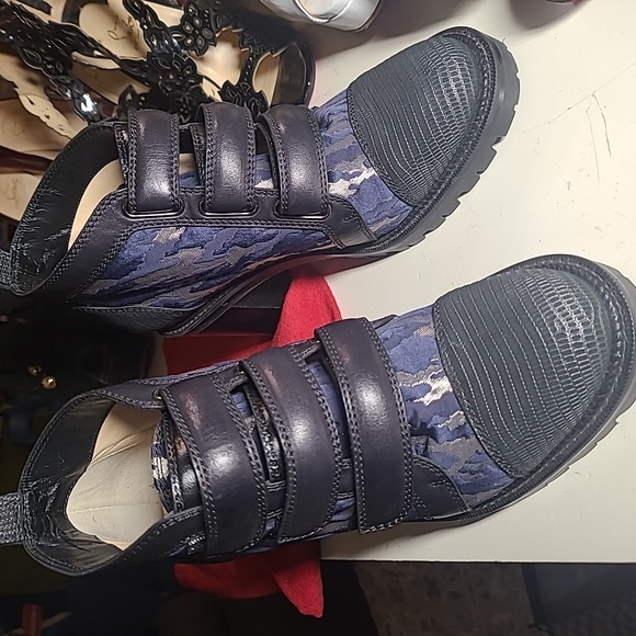 Christian Louboutin - Picture 6 of 8